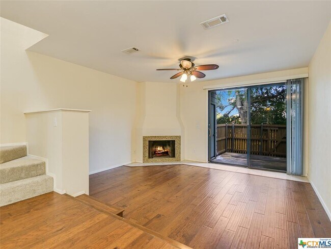 Foto del edificio - 7122 Wood Hollow Dr