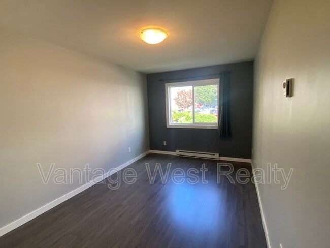 Building Photo - 395-395 Franklyn Rd