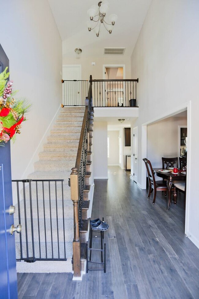 Building Photo - Beautiful Clarksville Rental