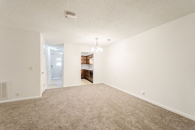 Building Photo - Charming 3 bedroom, 2 bathroom located in the picturesque Hot Springs Village, nearby the Coronad...