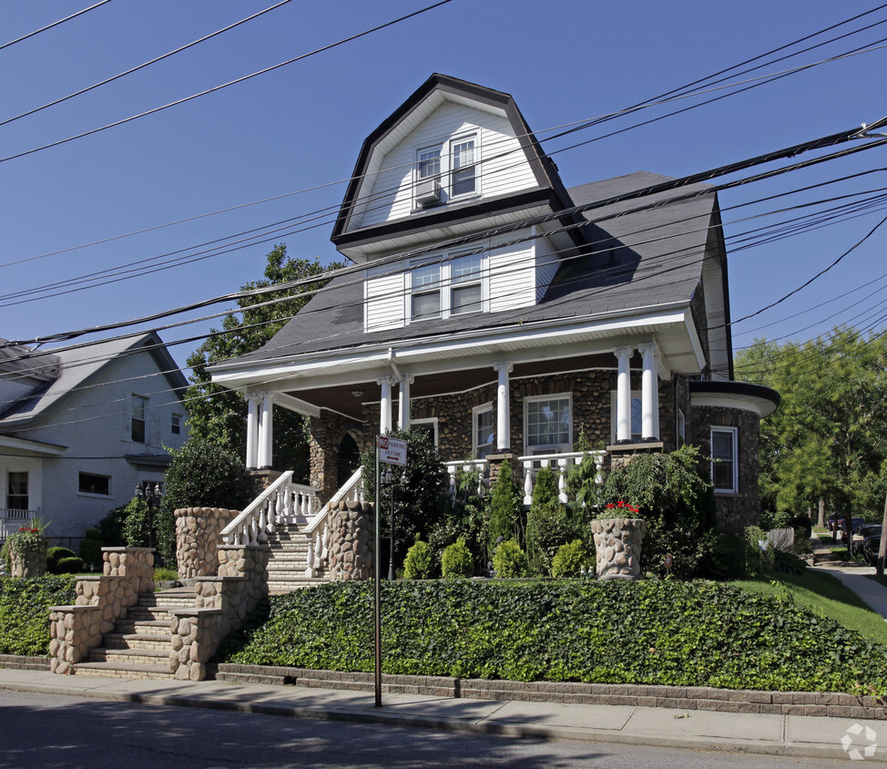 Building Photo - Fieldstone Villa