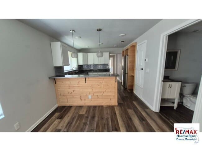 Building Photo - Charming Home on Corner Lot