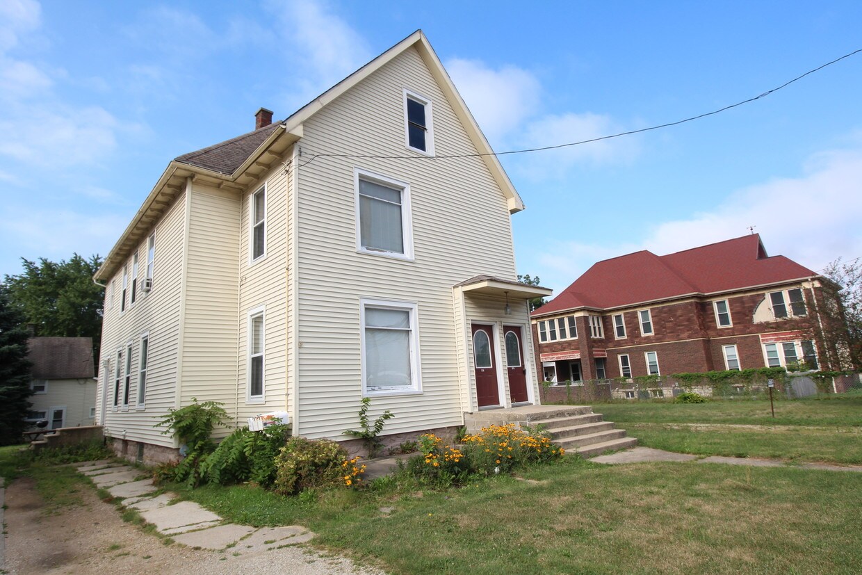 Foto principal - 812 E Lincoln Hwy