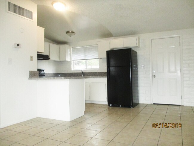 Building Photo - 3020 N. Balboa Avenue #11