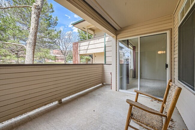 Foto del edificio - 2 Bed, 2 bath in Quiet Community. New HVAC, New Flooring. Community pool and clubhouse access inc...