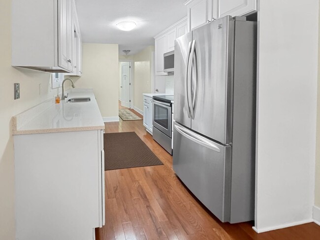 Foto del edificio - 15858 Lake Ave