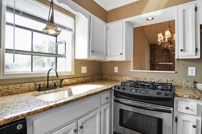 Building Photo - 1042 Vestavia Manor Dr
