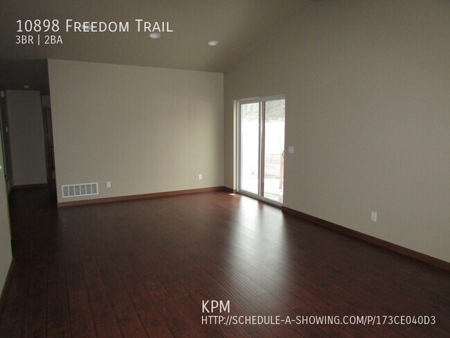 Building Photo - 3 BEDROOM | 2 BATH | GARAGE | NEWER TOWNHO...