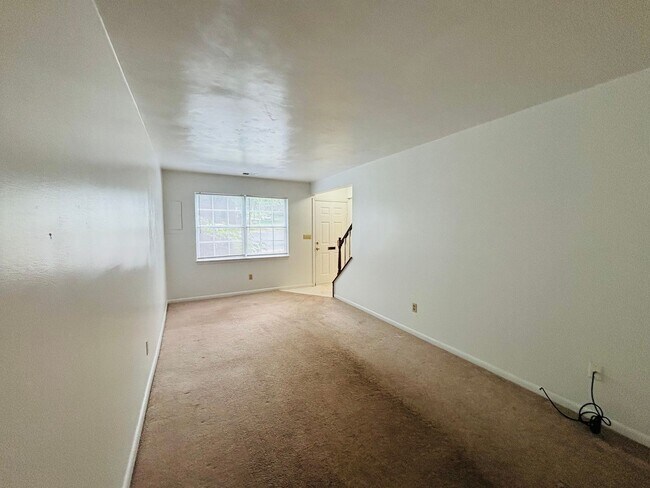 Building Photo - 2 Bedroom 1 Bathroom Townhouse