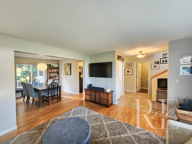 Foto del edificio - Elegant Silverdale Home with Private Backyard Oasis