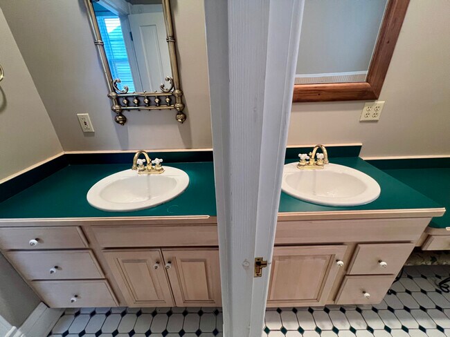 Foto del edificio - 1112 E Walnut St