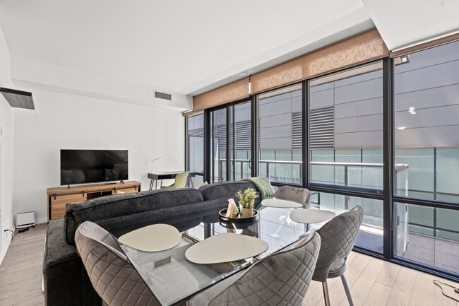 Photo du bâtiment - 801 Bay St.