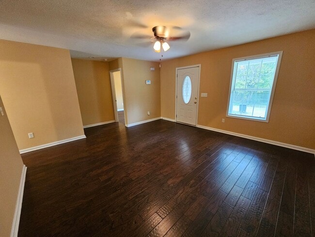 Building Photo - Beautiful Home near Historic Downtown Tullahoma!