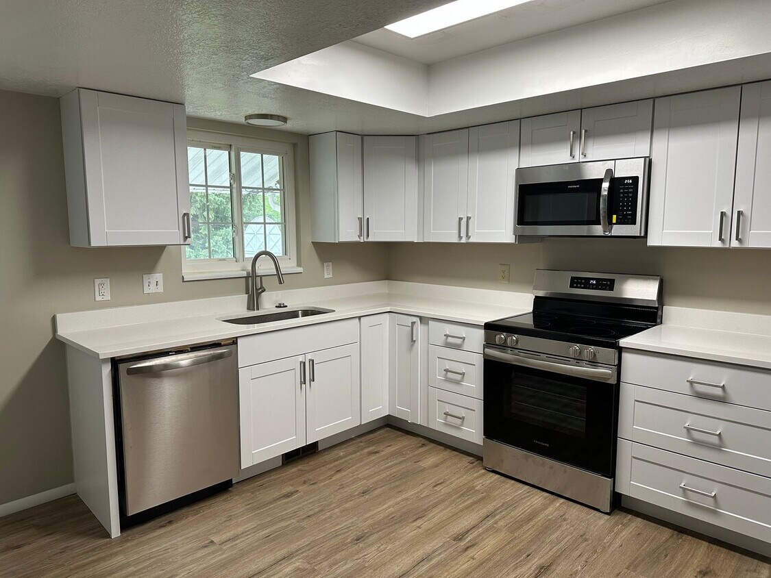Building Photo - Single Family Residence 5 Bed | 2 Bath