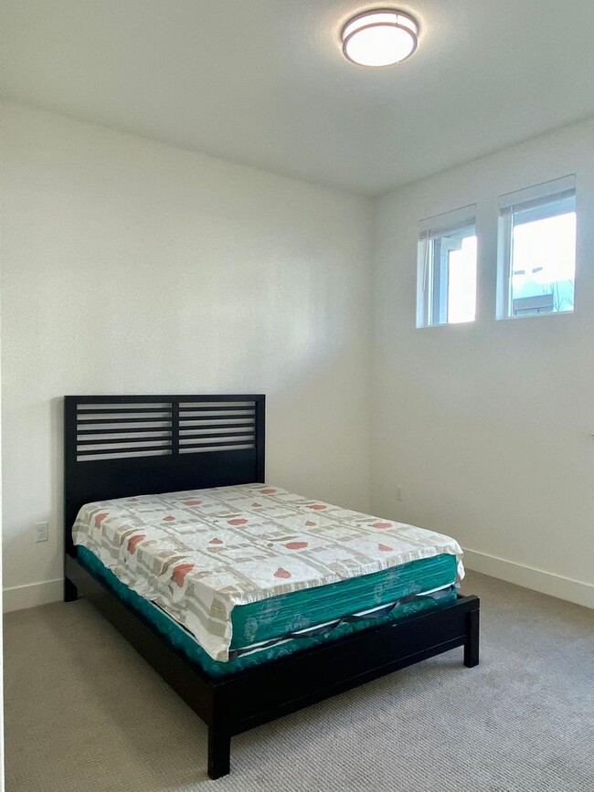 Foto del edificio - Room For Rent In Excellent Condo