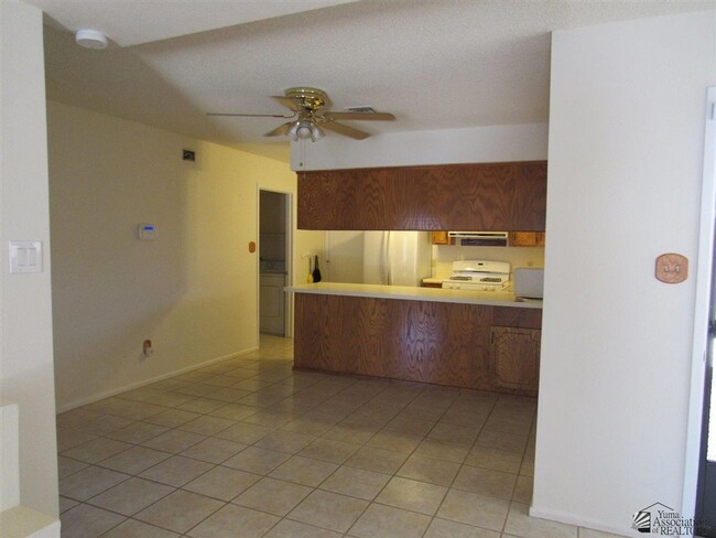 Building Photo - Central townhome with 3 bedrooms and 2 bat...