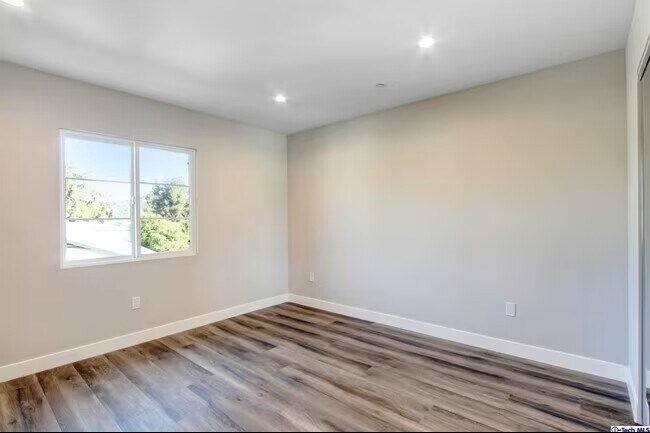 Foto del edificio - 2218 Montrose Ave