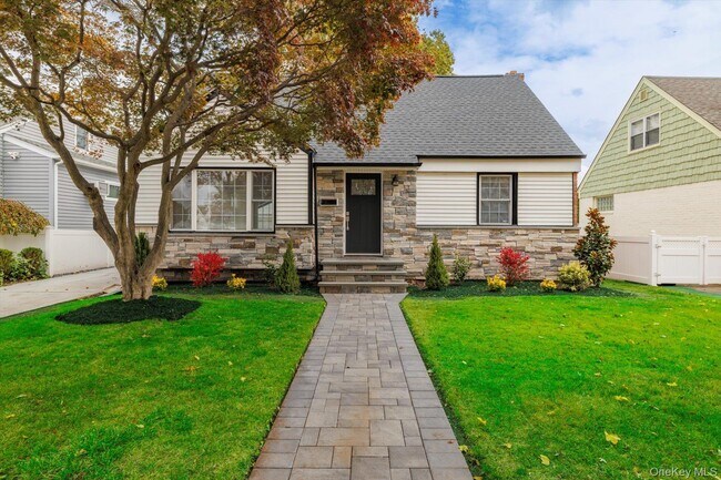 Foto del edificio - 236 Wardwell Rd