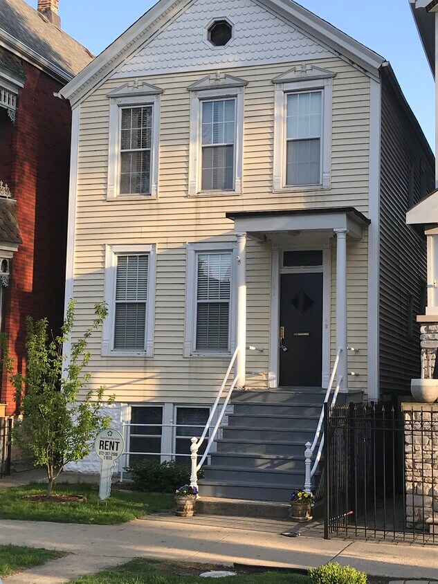 Primary Photo - 1831 W Melrose St