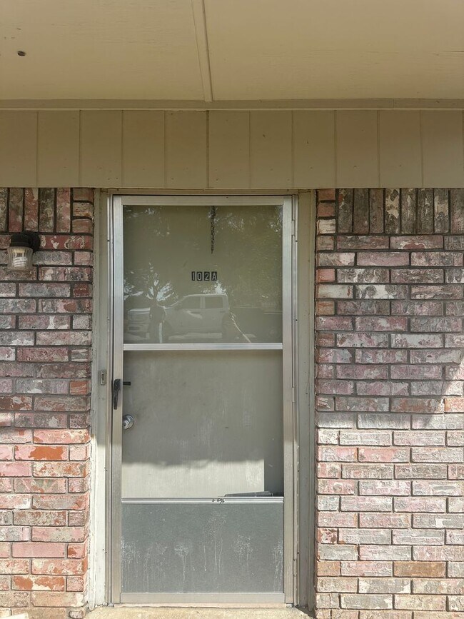 Building Photo - 102 Maple Dr