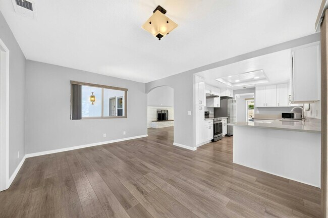 Foto del edificio - 28147 Queensbridge Rd