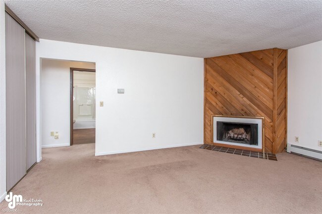 Building Photo - 2 br, 1 bath Apartment - 3324 Lee St Apt 6