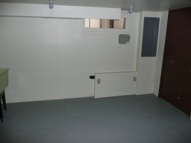 Building Photo - 810 S Ferry St