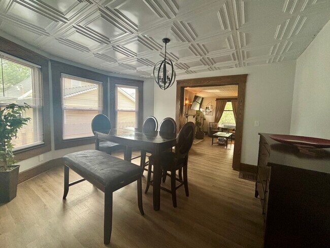 Foto del edificio - 1483 E 118th St
