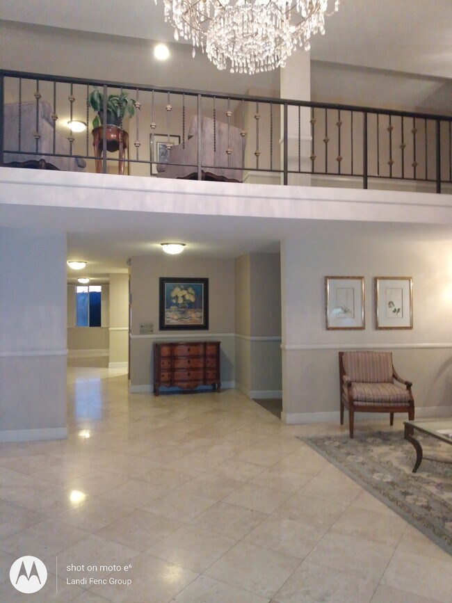 Building Photo - 2385 Roscomare Rd