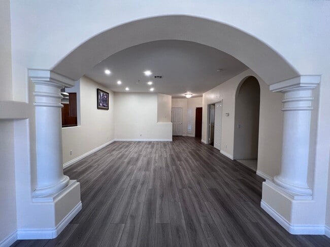 Building Photo - 678 Kentons Run Ave