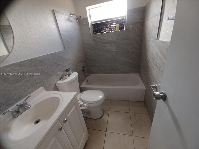 Building Photo - 1701 SW 70th Ave