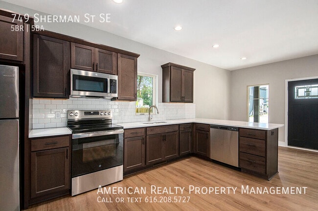 Building Photo - 749 Sherman St SE