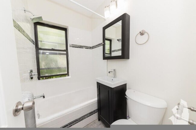 Building Photo - 0 bedroom in Chicago IL 60614