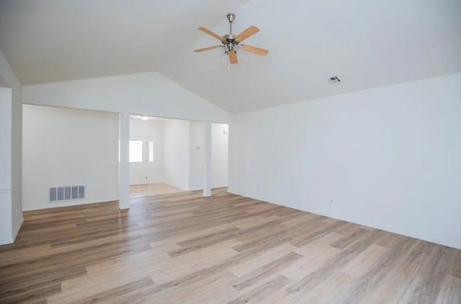 Building Photo - Great Location! Family House! 3 bedroom,  2.5 bathroom, large bonus room, 2 car garage