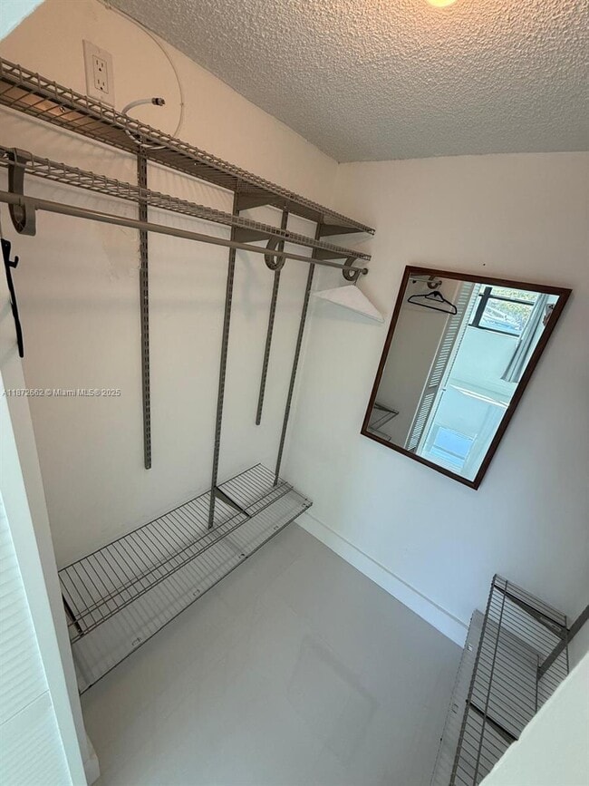 Foto del edificio - 7125 Bay Dr
