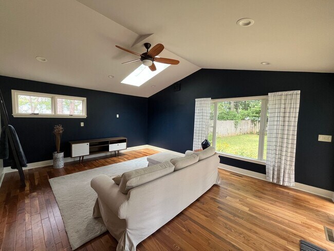 Building Photo - Luxury, Location, and Convenience.