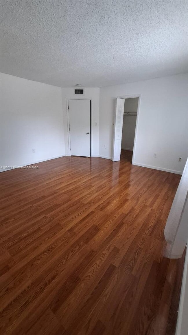 Foto del edificio - 6950 Miami Gardens Dr
