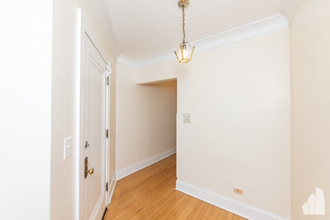 Building Photo - 811 Dobson St