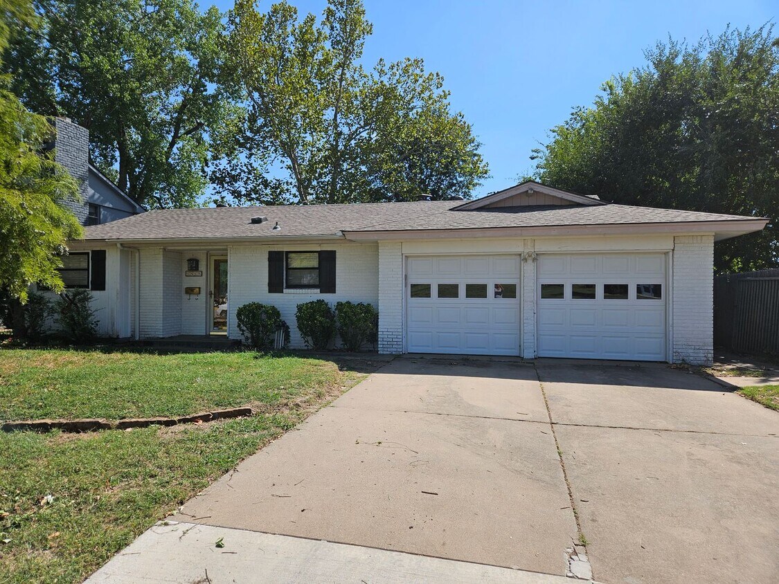 Primary Photo - (3) Bed/(2) Bath Walking Distance to Cleve...