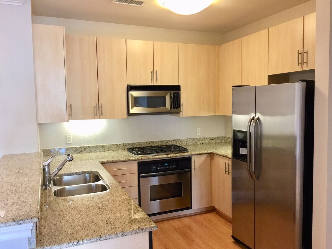 Foto principal - Large upgraded 1 Bdrm, 1 Bath w/storage ro...