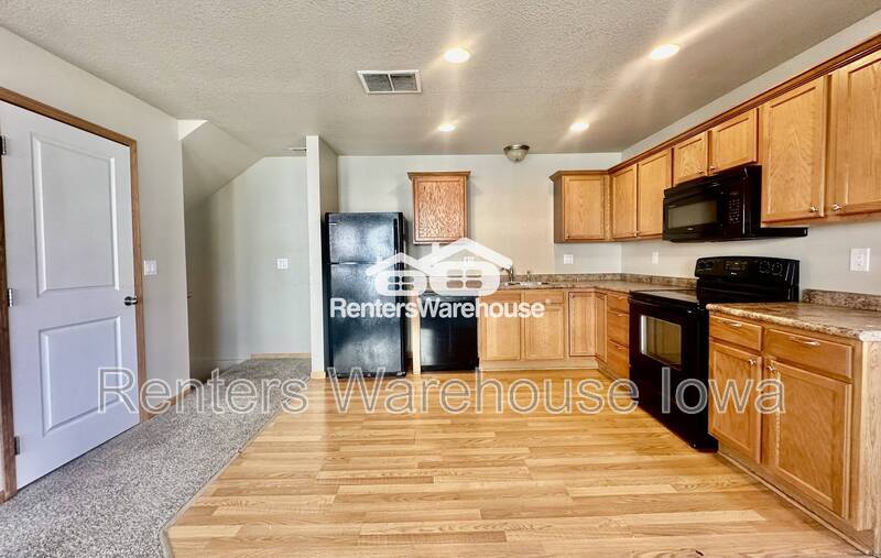 1120 Redstone Ln, Pleasant Hill, IA 50327 Townhome Rentals in