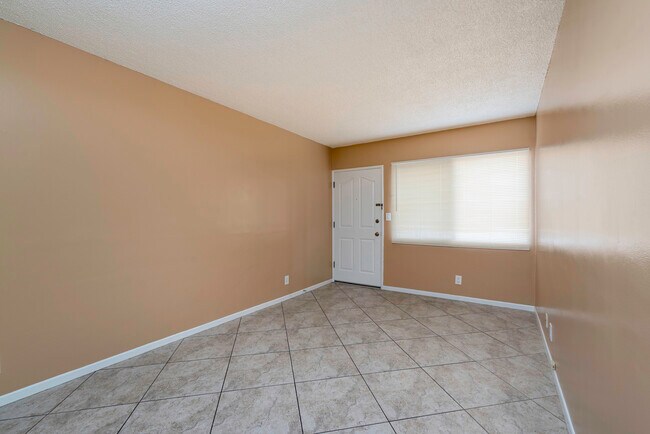 Foto del edificio - 1233 N Hobart Blvd