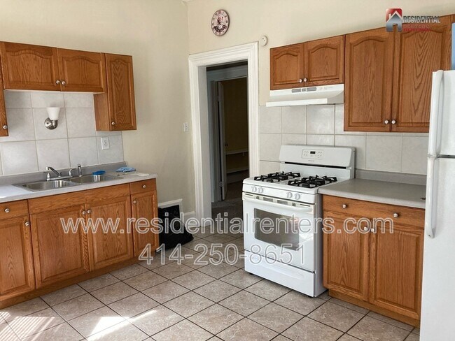 Building Photo - 1741 N Farwell Ave