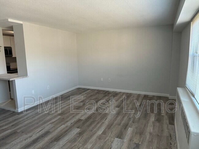 Building Photo - 292 Pequot Ave