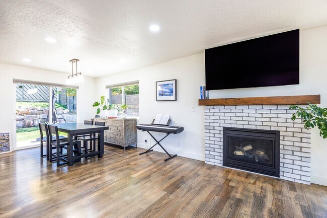 Foto del edificio - Exquisitely Renovated 4-Bedroom Oasis with Modern Upgrades