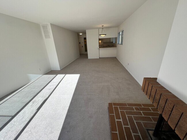 Foto del edificio - LARGE ONE BED ONE AND HALF BATH UPPER END ...