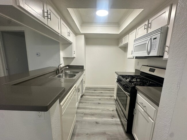 Building Photo - 15009 Moorpark St