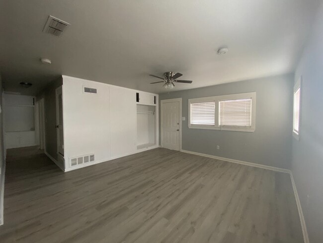 Building Photo - MOVE IN SPECIAL - $400 off second month’s ...