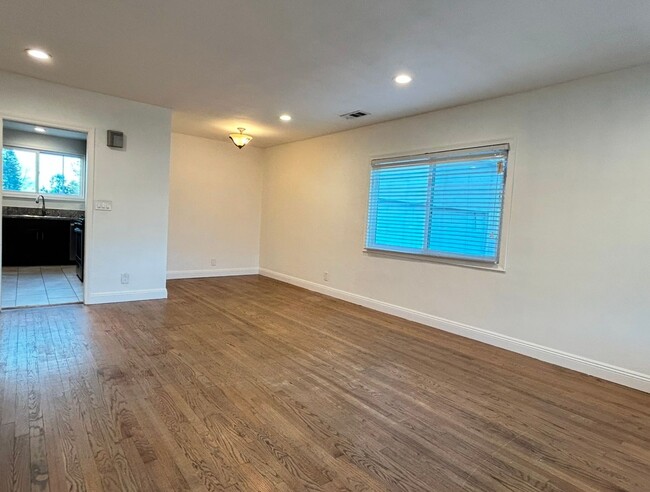 Building Photo - 3 Bed 2 Bath House in Altadena, 1 Car Gara...