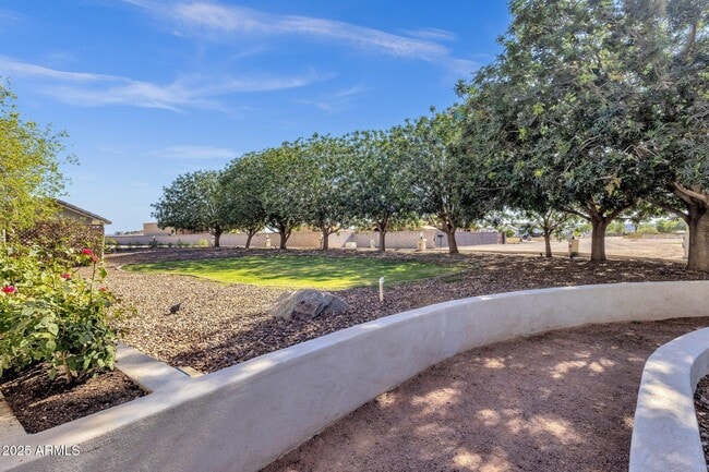 Foto del edificio - 856 W Quail Cir